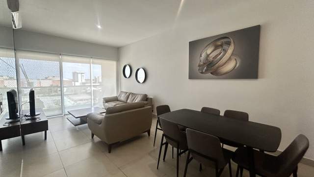 Departamento de 2 recámaras y estudio, amueblado, en Vía Montejo.