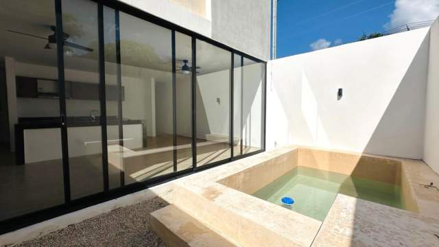 Townhouse en esquina, con piscina, dentro de privada.
