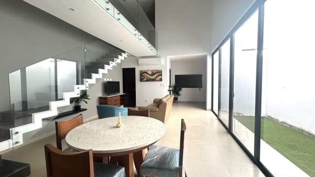 Townhouse de 2 recámaras, amueblado, con PANELES SOLARES, en privada.