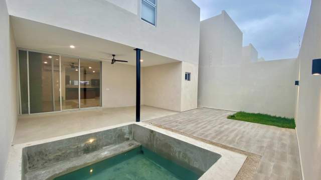 Casa de 3 recámaras, con terraza techada y alberca.