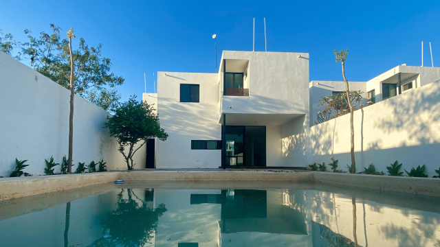 Residencia en renta, de 3 recámaras, con alberca y amplio jardín.
