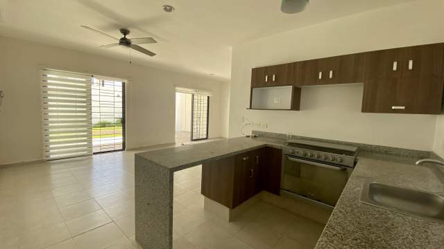 Casa en renta, de 2 recámaras, en Residencial Floresta, sin muebles.