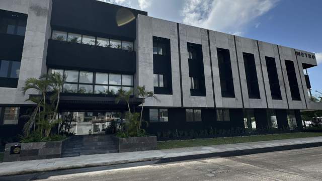 Local comercial sobre avenida, en complejo de oficinas.
