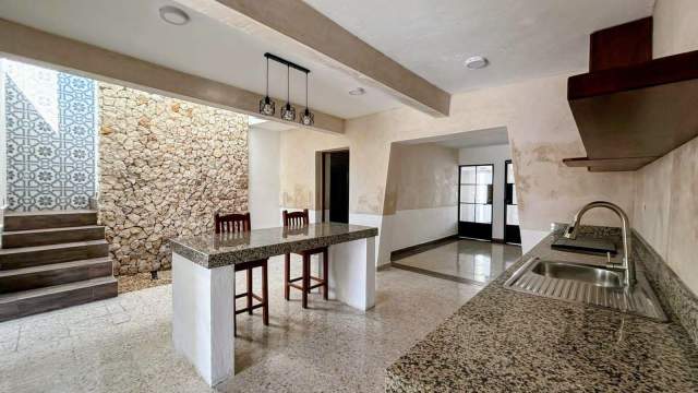 Casa remodelada, sin muebles, con piscina, cerca del Estadio Salvador Alvarado.