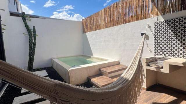 Townhouse (SIN MUEBLES) con piscina, dentro de privada.