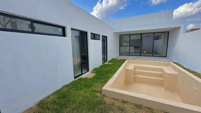 Moderna casa de 1 planta, de 3 recámaras, alberca, en privada con casa club ¡Precio inigualable!