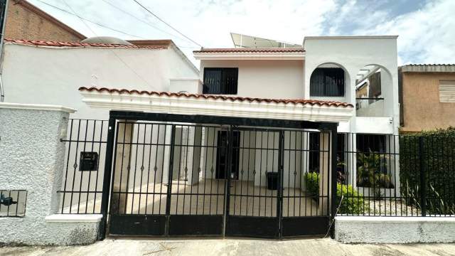 Casa cerca de Plaza UpTown ¡CON PANELES SOLARES!