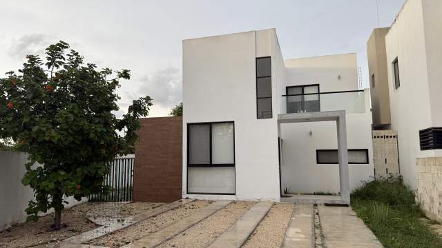 Se renta casa SIN AMUEBLAR, de 2 habitaciones y estudio, en La Floresta.