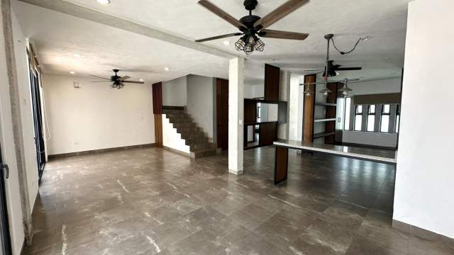 Casa semi-amueblada, con recámara en PB, dentro de privada.