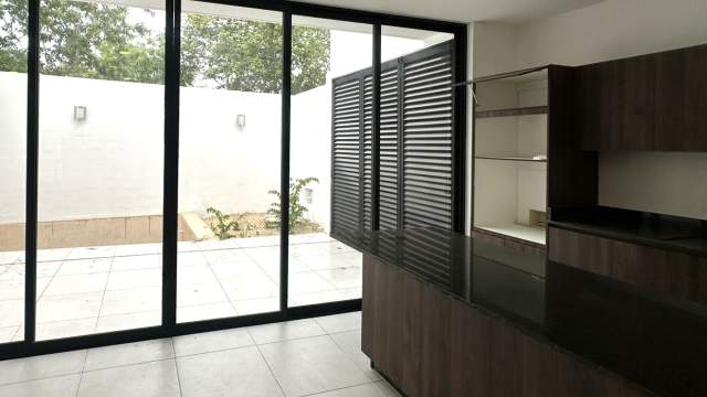 Townhouse con piscina, en esquina, dentro de privada cerca de periférico.