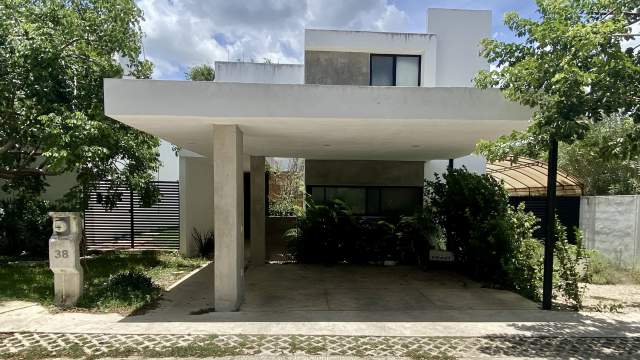 ¡Casa en renta! dentro de privada con amenidades, en Residencial Olivos.