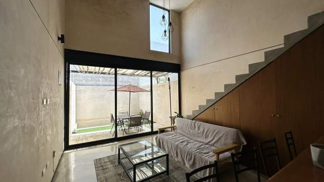 Townhouse amueblado, de 1 recámara, a dos calles de periférico.