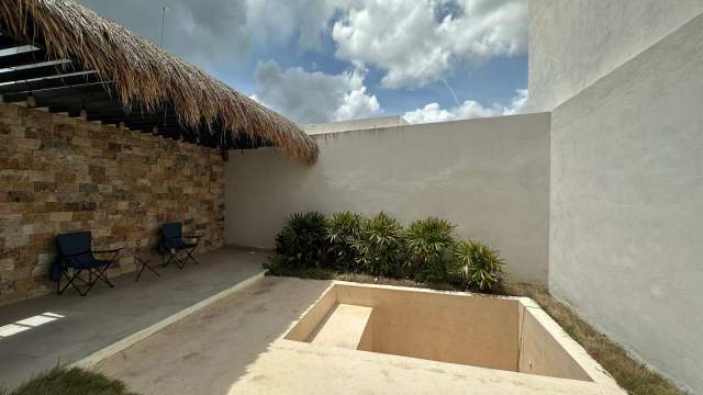 Townhouse (SIN MUEBLES) de 2 recámaras + estudio, con piscina.