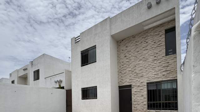 Casa con 3 habitaciones y 1 en planta baja.