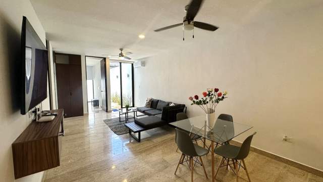 Departamento en planta baja, de 1 recámara, 1.5 baño, piscina privada y rooftop.