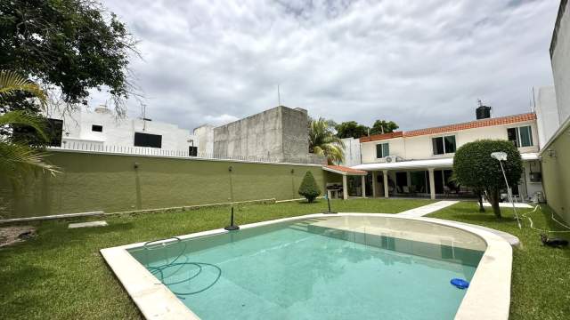 Casa con amplio jardín y piscina, en San Ramón Norte.