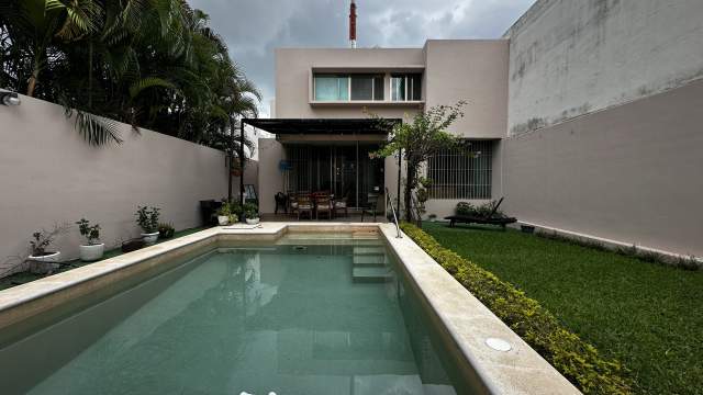 Casa de 3 recámaras, sin muebles, con alberca, dentro de la ciudad.