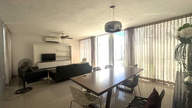Casa de 4 recámaras, amueblada o sin amueblar, con PANELES solares, en Altabrisa.