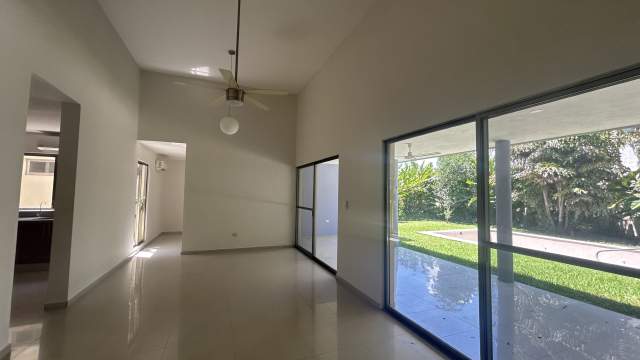 Casa de 1 planta, de 3 recámaras, sin muebles, con alberca, en Altabrisa.