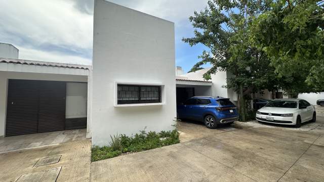 Casa de 1 planta, (SIN MUEBLES) dentro de privada, a 2 minutos de periférico.