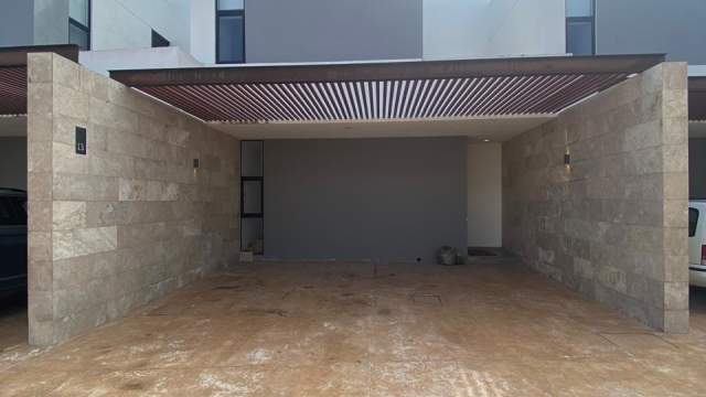 Townhouse semi-amueblado, de 2 recámaras, de 2 pisos y Roof top, en Temozón Norte.