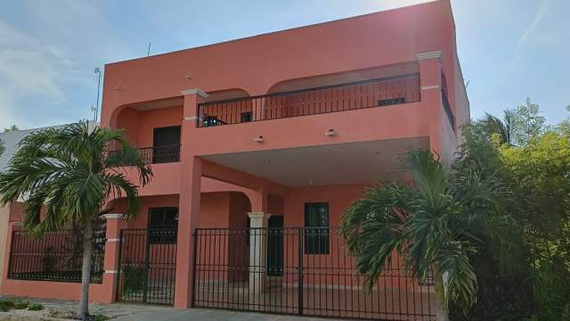Casa de 3 recámaras, con alberca, sala de TV y estudio en Real Montejo.