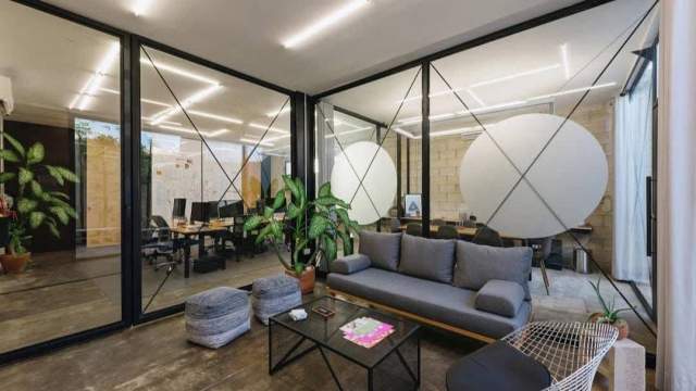 Oficina amueblada para equipo grande de trabajo, dentro de periférico.