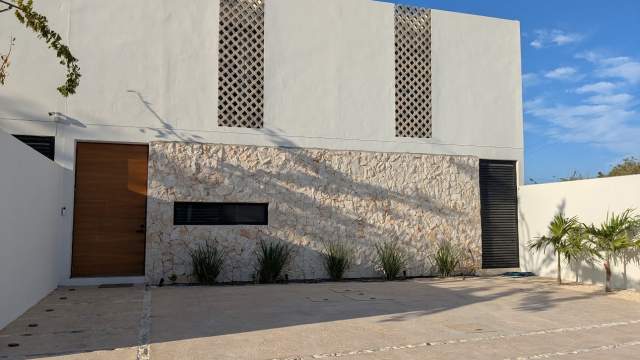 Casa de 4 recámaras, con paneles y piscina.
