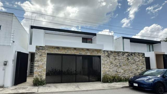 Casa de 4 recámaras, una en PB, más cuarto de servicio, con piscina.
