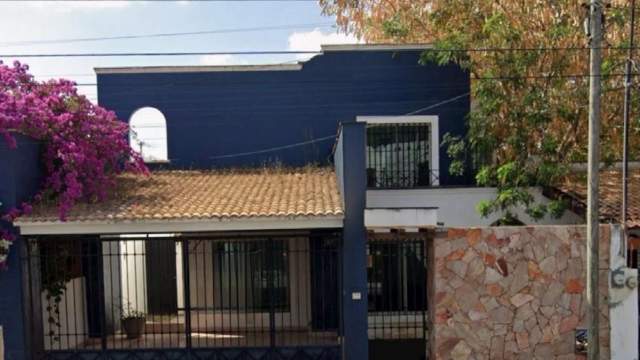 Casa con uso comercial sobre avenida.