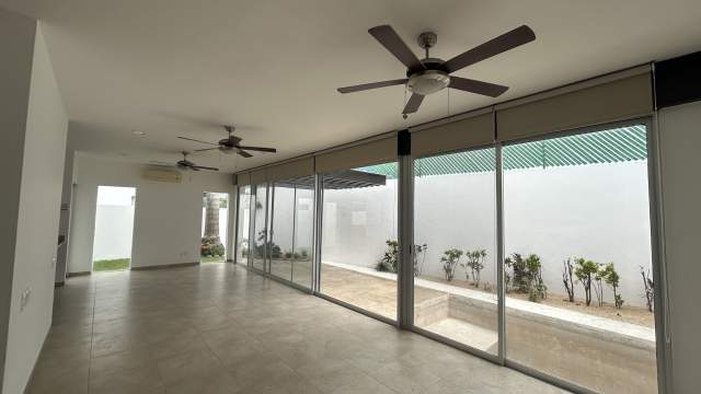Casa de 3 recámaras, sin amueblar, con alberca privada, en privada.