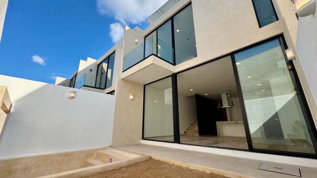 Townhouse dentro de privada, con paneles solares, al norte de Mérida.