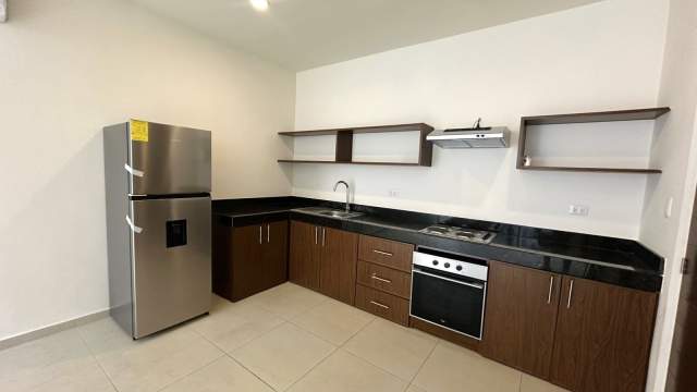 Townhouse equipado, de 2 recámaras, con patio.