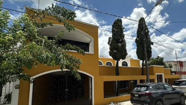 Casa de 4 recámaras, una en PB, con piscina, para uso habitacional o de oficina.