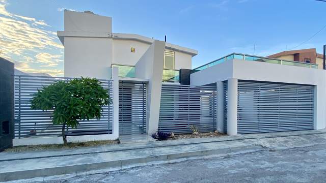 Casa semi-amueblada, de 3 recámaras, con piscina, estudio y cuarto de servicio.