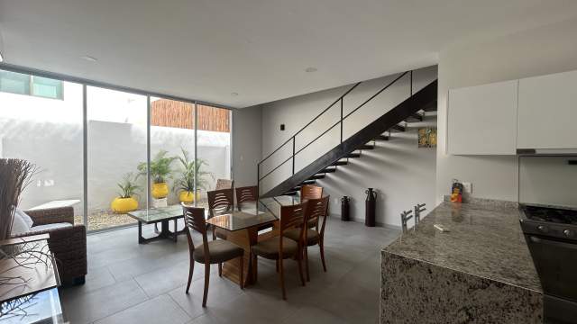 Townhouse de 2 recámaras, amueblado, con PANELES SOLARES.