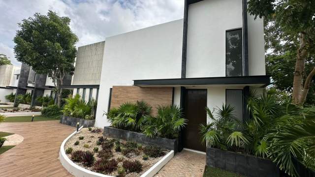 Villa de 3 recámaras, con recámara en PB y cuarto de servicio, en privada, cerca de Av. Temozón.