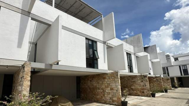 Townhouse de 3 recámaras, con piscina, rooftop y paneles solares, en privada.