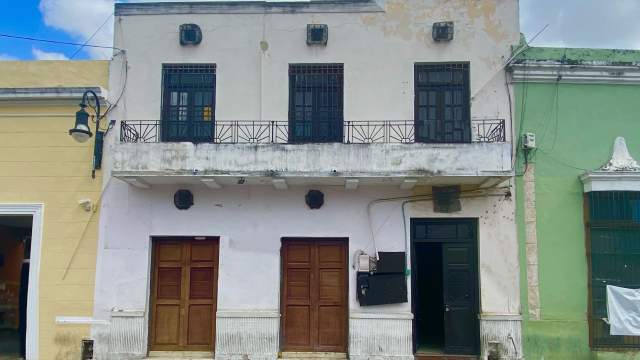 Casa para remodelar, en el centro, frente al Parque San Juan, 248 mt2 de terreno.