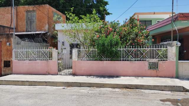 Casa con amplio terreno en el Centro, cerca de Santa Ana, para remodelar.