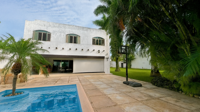 Casa en venta en Colonia México Norte, amplio terreno, alberca y paneles solares.