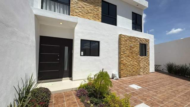 Casa con recámara en planta baja y alberca.