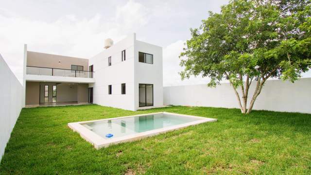 Casa de 2 plantas en preventa, con recámara en PB y alberca, dentro de privada.