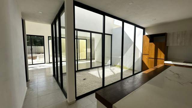 Amplia casa de 3 recámaras, con alberca y jardín privado.