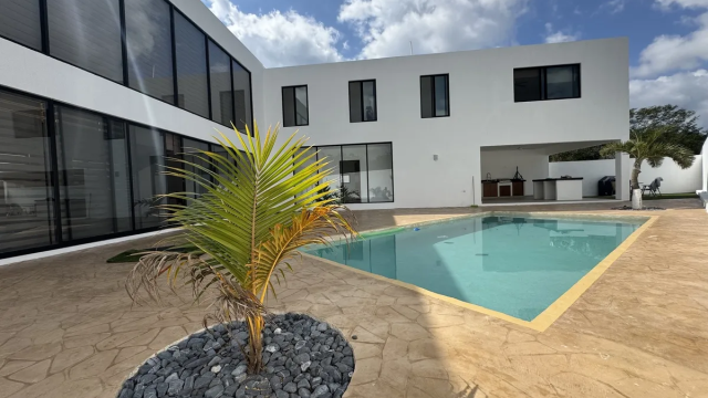 Casa con acabados de lujo, dentro de privada con amenidades, en Jardines de Rejoyada.