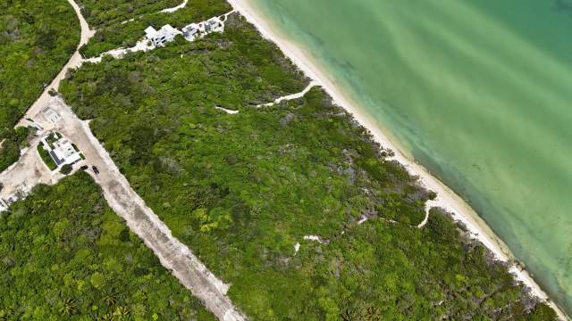 Oportunidad única para inversión, terreno en zona residencial frente al mar.