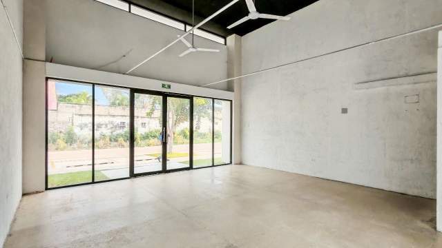 Local en carretera Merida-Progreso, en plaza comercial.