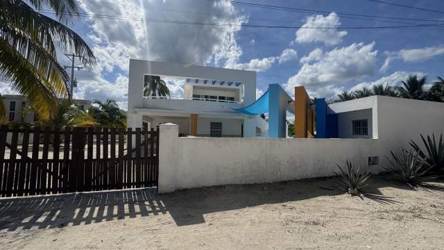 Casa en venta, en esquina, a una cuadra del mar en Telchac Puerto.