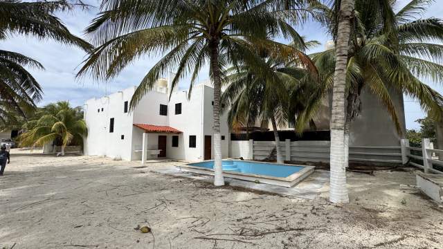 Casa de 4 recámaras, en segunda fila del mar, San Benito Yucatán.