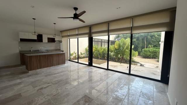 Departamento de 2 recámaras, sin amueblar, con alberca privada y amenidades.